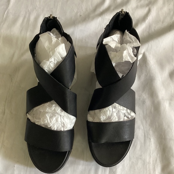 ZOOM STRAPPY SANDAL (Size: 10) NWOT - Picture 1 of 5